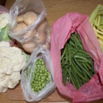 zielona fasolka szparagowa i zielony groszek w torbach plastikowych