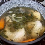 w garnku gotuje się rosół z kurczaka