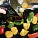 kawałki kolorowej papryki polewane są oliwą z puszki