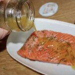 plaster fileta z łososi polewany jest sosem winegret