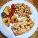 Łosoś z piekarnika podany z ciecierzycą na gęsto