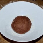 w misce znajduje się ciasto na makaron czekoladowy