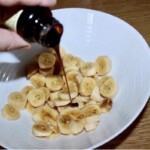 pokrojone w plastry banany polewane są wanilią