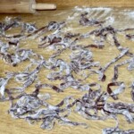 Makaron czekoladowy na blacie kuchennym