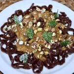 Makaron czekoladowy z musem bananowym i chilli