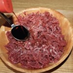 mięso mielone w drewnianej misce