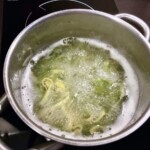 w garnku gotuje się makaron