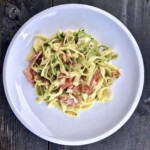 Makaron z cukinią szynką dojrzewającą i figami