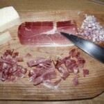 plastry szynki szwarcwaldzkiej krojone są na desce kuchennej