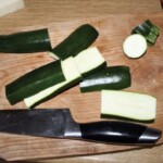 cukinie krojone są na desce kuchennej