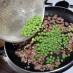 na patelni smaży się pokrojona drobni szynka szwarcwaldzka i groszek