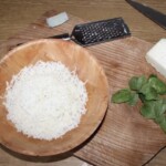 starty parmezan znajduje się w drewnianej misce