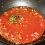 na patelni dusi się sos pomidorowy z białą kiełbasą