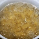 w garnku gotuj się makaron penne