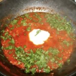 na patelni dusi się sos pomidorowy z mięsem