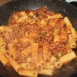 Makaron z kiełbasą białą w sosie pomidorowym