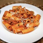 Makaron z kiełbasą białą w sosie pomidorowym