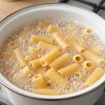 w dużym garnku gotuje się makaron rigatoni