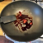 w woku smaży się sos sojowy z pastą curry