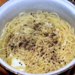 Makaron z serem owczym i świeżym pieprzem