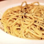 Makaron z serem owczym i świeżym pieprzem