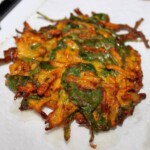 Placki z marchewki ze świeżym szpinakiem