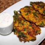 Placki z marchewki ze świeżym szpinakiem