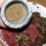 mięso mielone w misce i przyprawy w moździerzu