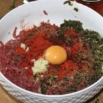 mięso mielone w misce i przyprawy w moździerzu