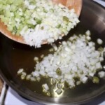 na dużej patelni smaży się pokrojona drobno cebula oraz fenkuł