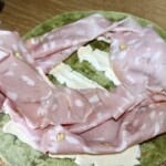 Quesadilla z mortadelą serem camembert i rukolą