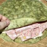 Quesadilla z mortadelą serem camembert i rukolą