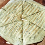 Quesadilla z mortadelą serem camembert i rukolą