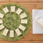 tortilla szpinakowa wypełniona serem brie