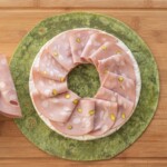 tortilla szpinakowa wypełniona serem brie i plastrami włoskiej mortadeli