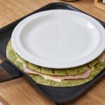 quesadilla z mortadelą i serem brie przed podgrzaniem
