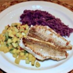 salsa z mango podana z filetami z kurka i piure z fioletowych ziemniaków