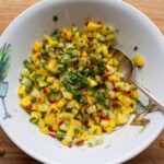 salsa z mango ogórka i limonki w misce