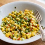 salsa z mango ogórka i limonki w misce