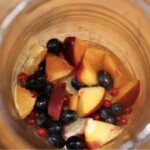 świeże owoce w dużym dzbanku