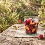 sangria w szklance na stole