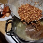 do garnka z gotującą się wodą wrzucana jest brązowa soczewica