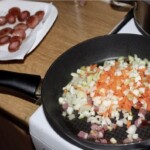 na patelni smażą się drobno krojone warzywa