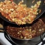 Soczewica z kiełbasą i warzywami na gęsto podana