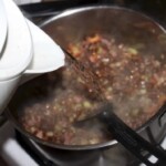 Soczewica z kiełbasą i warzywami na gęsto podana