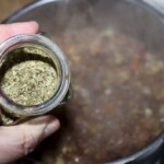 słoiczek z suszonym oregano w dłoni