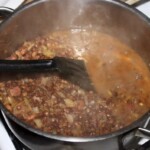 w garnku gotuj się brązowa soczewica