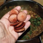 Soczewica z kiełbasą i warzywami na gęsto podana