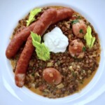 Soczewica z kiełbasą i warzywami na gęsto podana