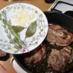 na patelni smażą się trzy steki jagnięce